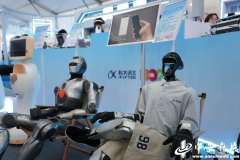 一位特殊的“工穿越于人群之中